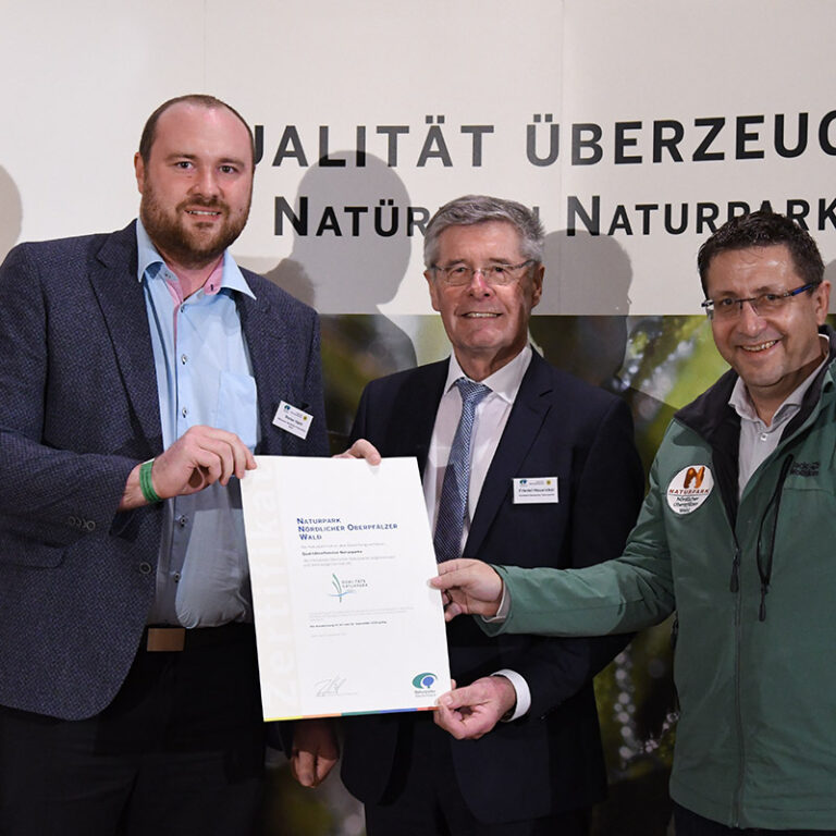Übergabe der Urkunde anlässlich der Auszeichnung zum Qualitätsnaturpark 2021