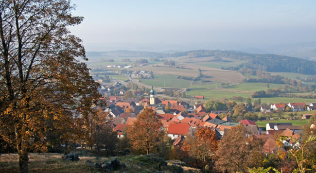 Oberpfälzer Wald – Blick vom Schlossberg auf Tännesberg 2_Gru